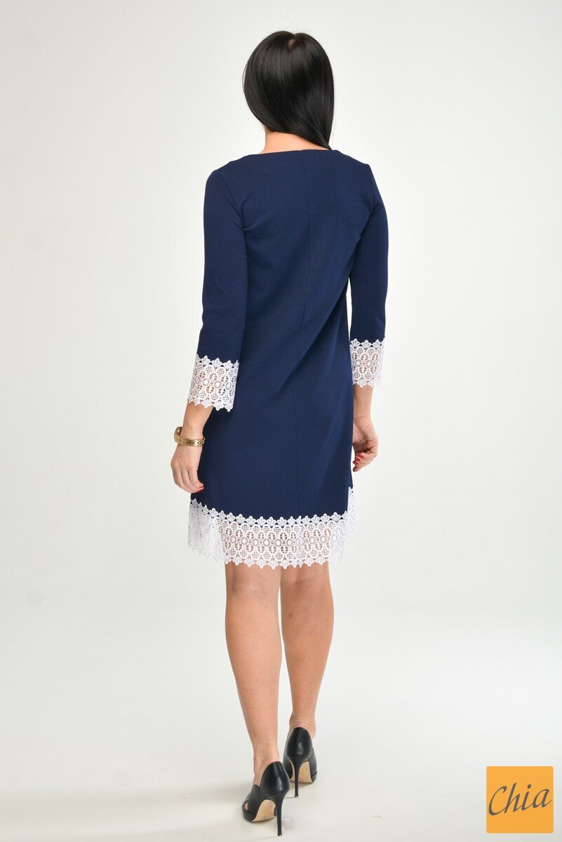 Синее платье с отделкой из кружева