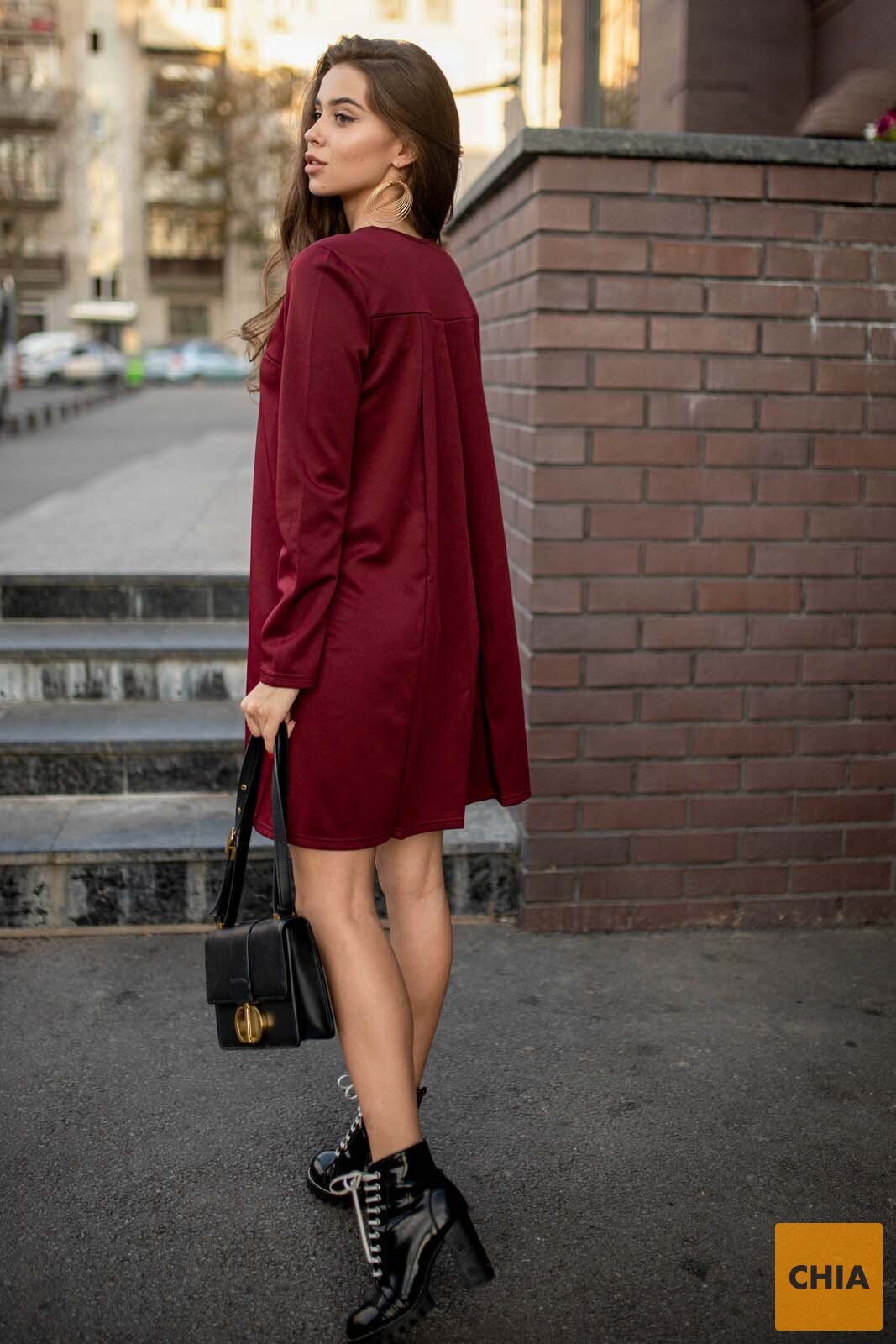 Свободное платье со складами на спине