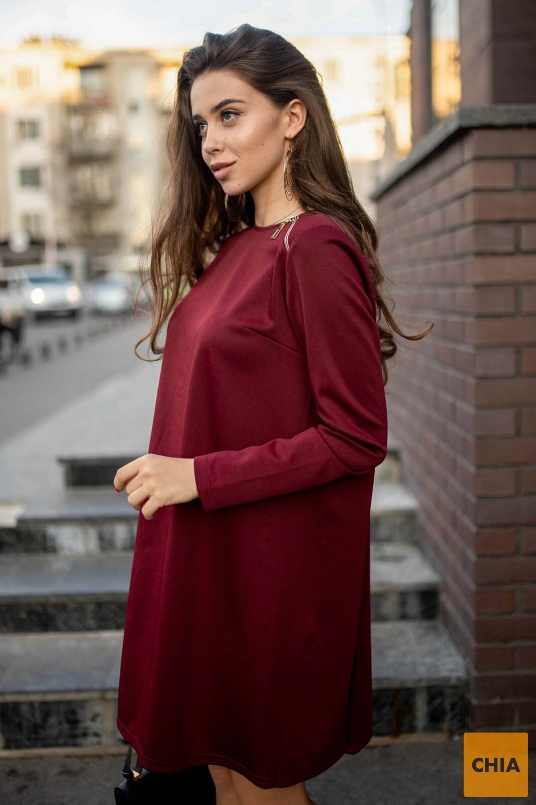 Свободное платье со складами на спине