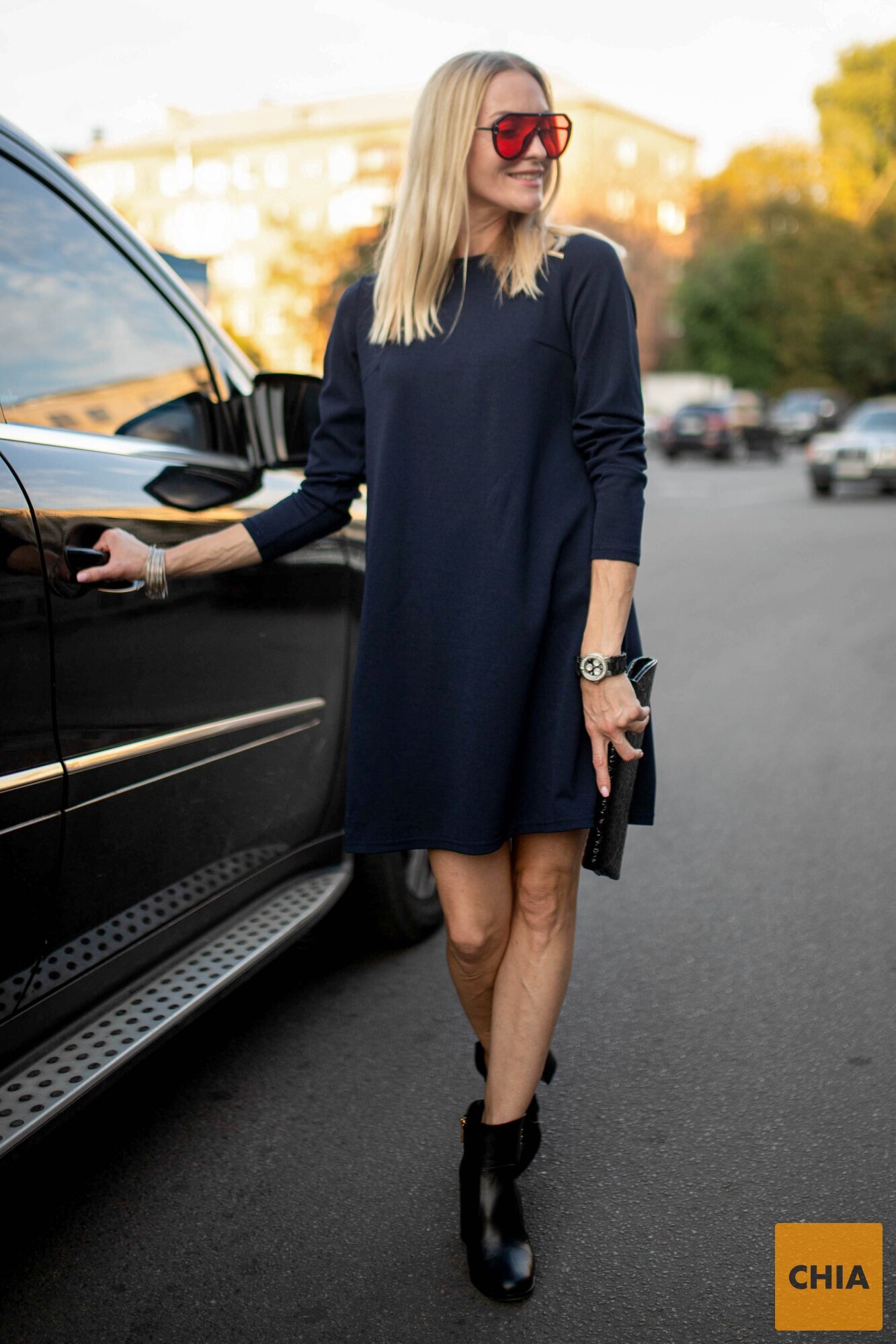 Платье с акцентной змейкой на плече темно-синего цвета