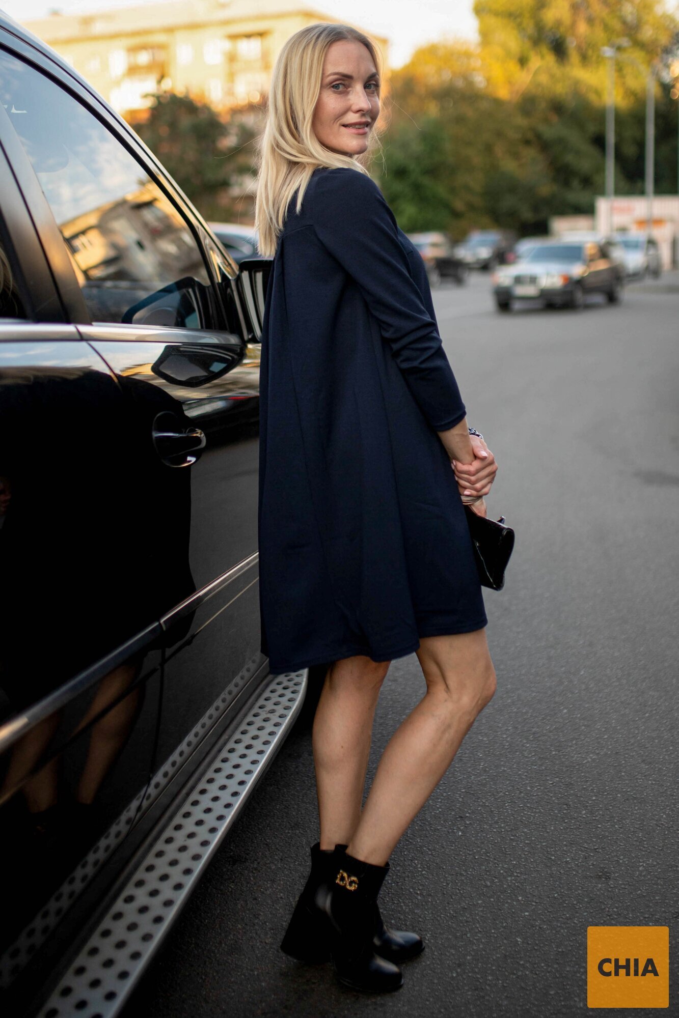 Платье с акцентной змейкой на плече темно-синего цвета