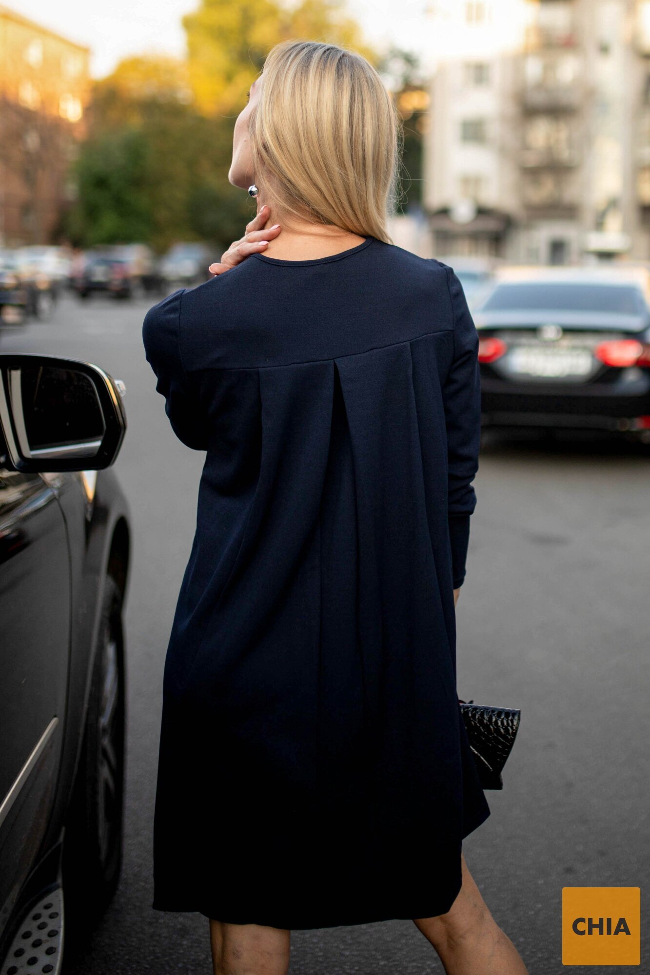 Платье с акцентной змейкой на плече темно-синего цвета