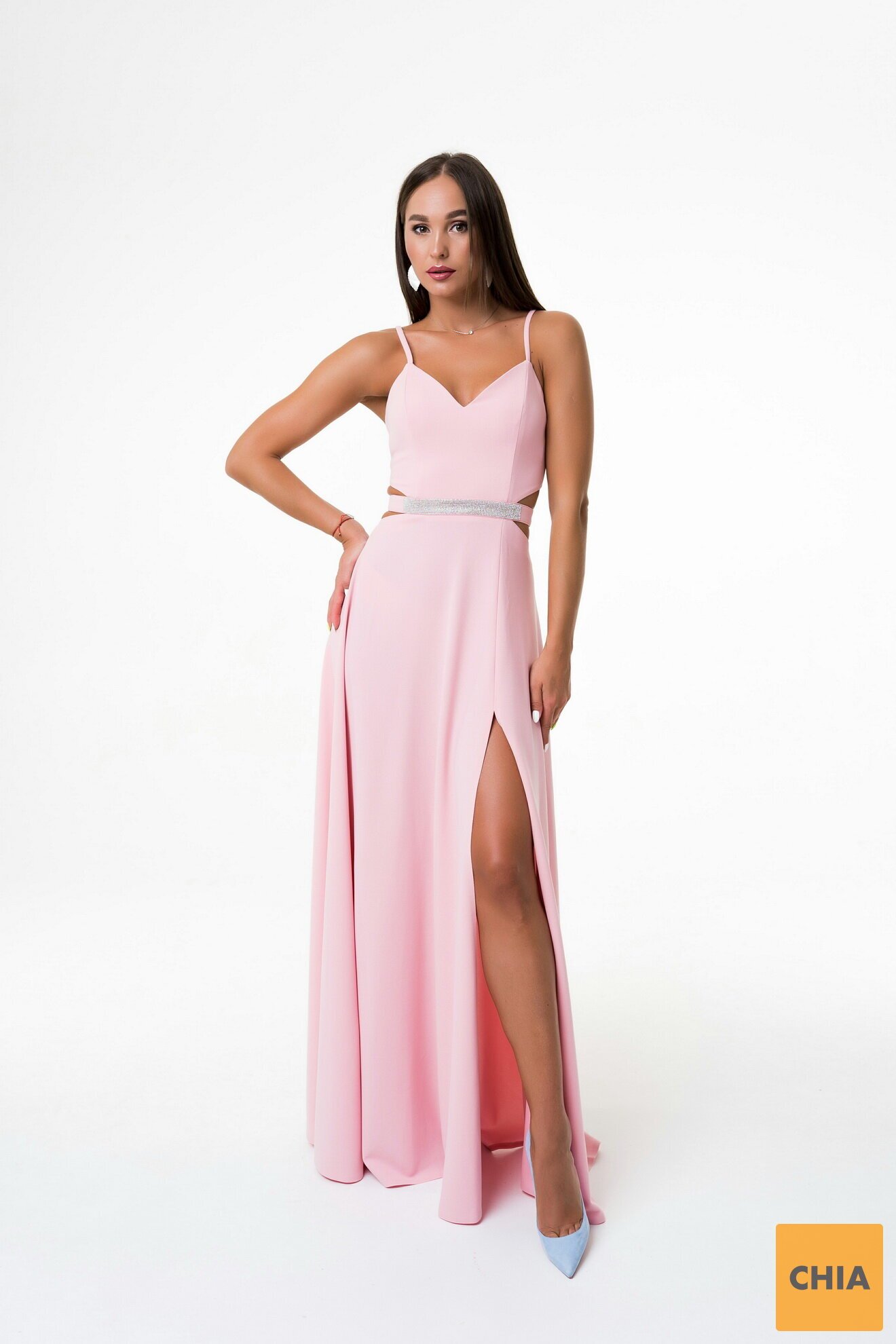 Длинное платье с блестящим поясом