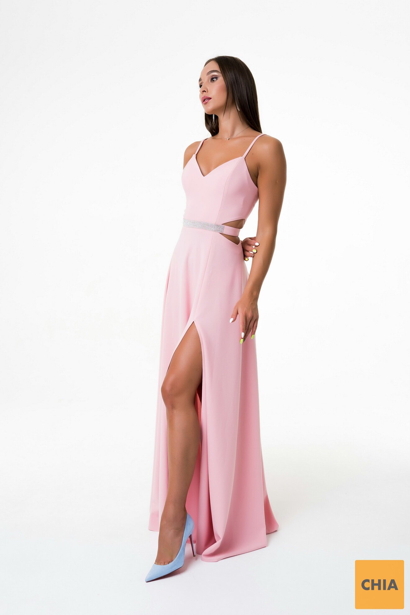 Длинное платье с блестящим поясом