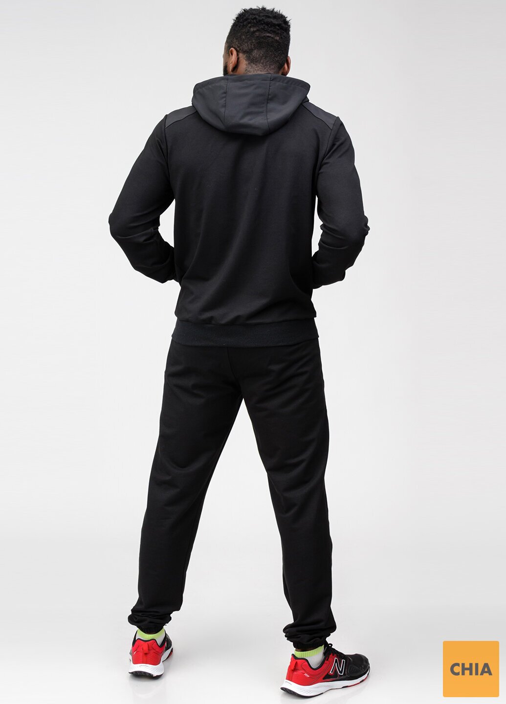 Мужской спортивный костюм