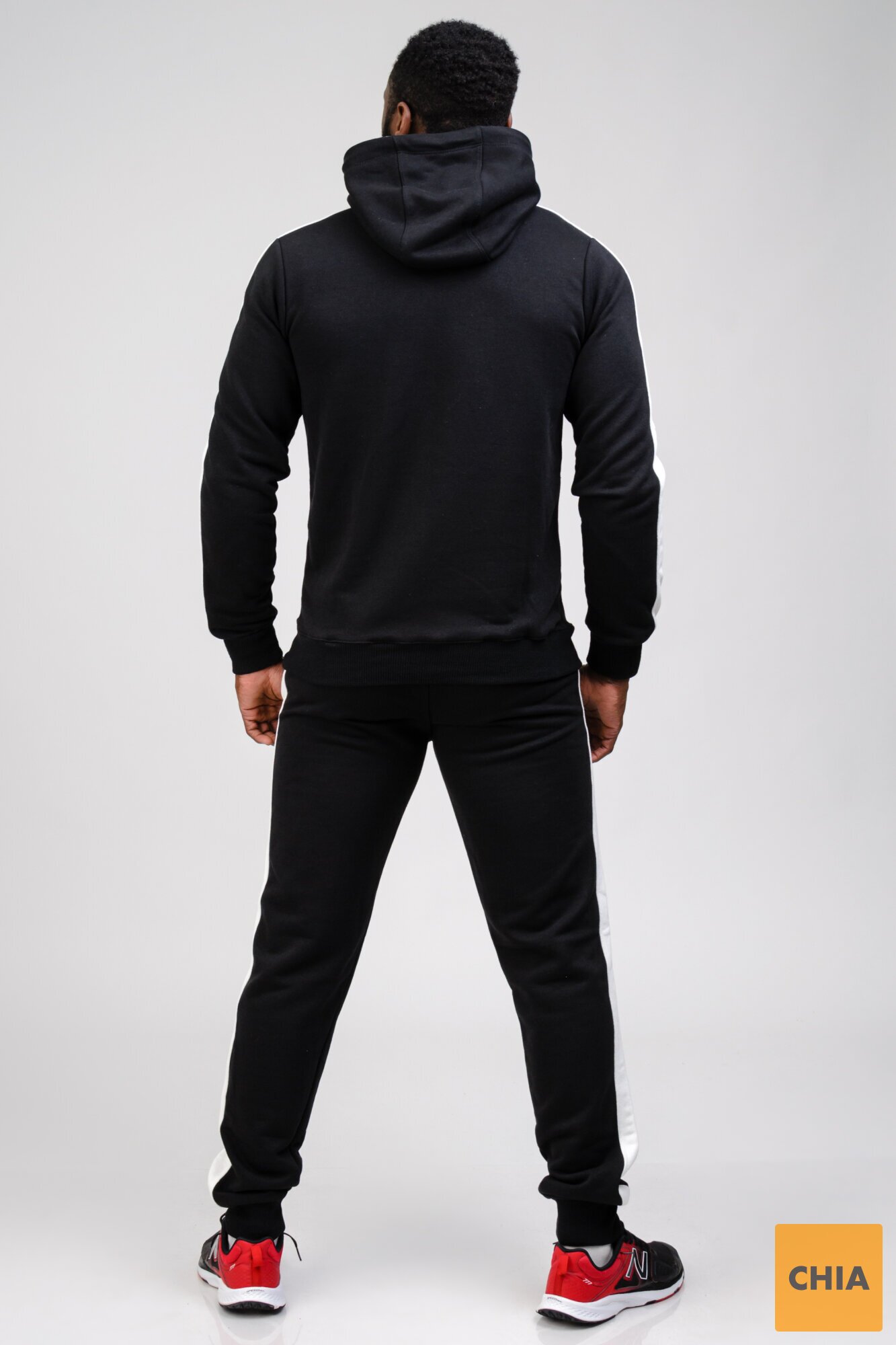 Мужской спортивный костюм