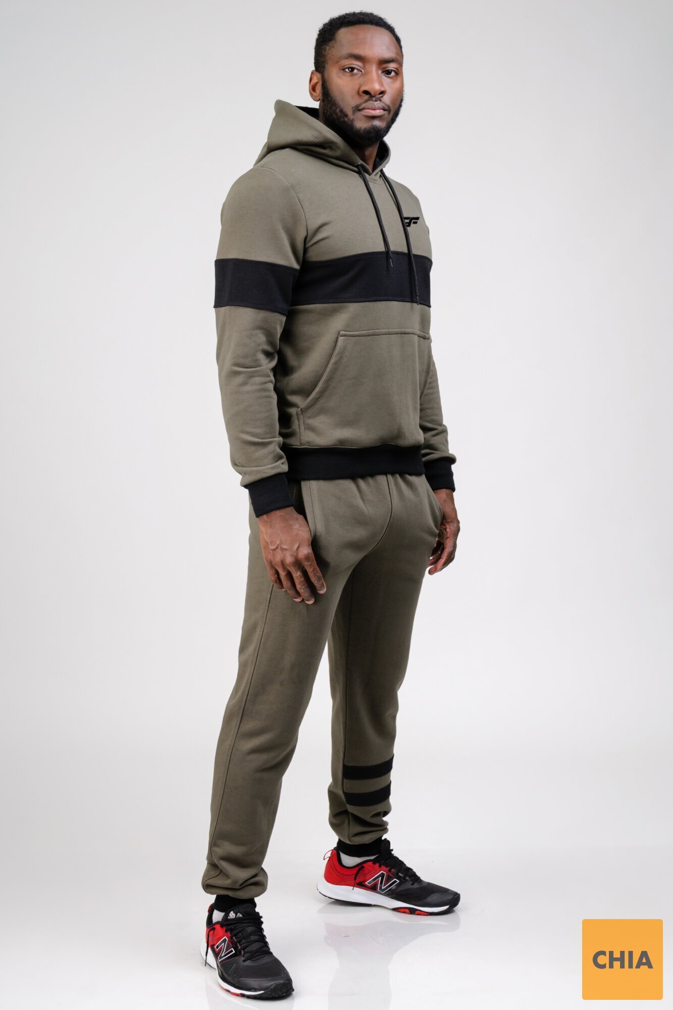 Мужской спортивный костюм