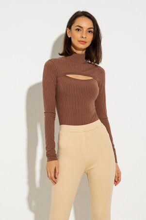 Itelle: Лонгслив с воротником гольф и вырезом "капля" шоколадного цвета Сетрит 8265 - фото 1
