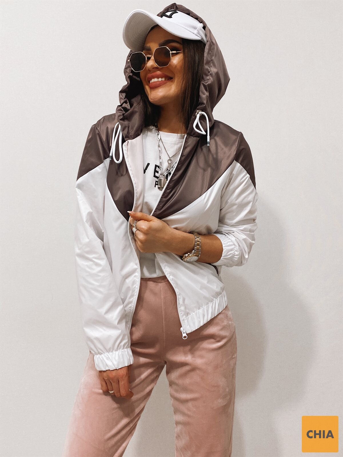 Ветровка с треугольными вставками