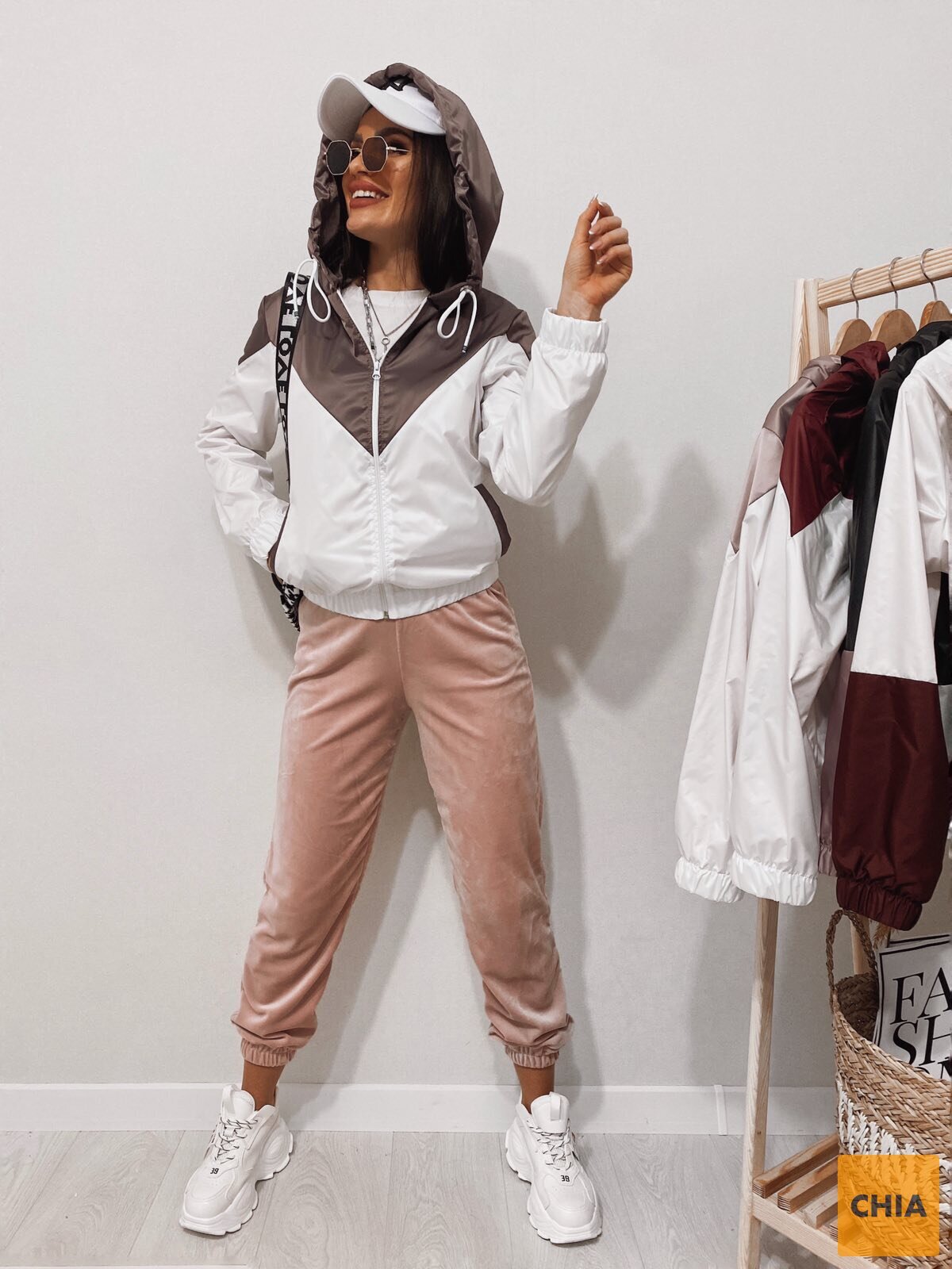 Ветровка с треугольными вставками