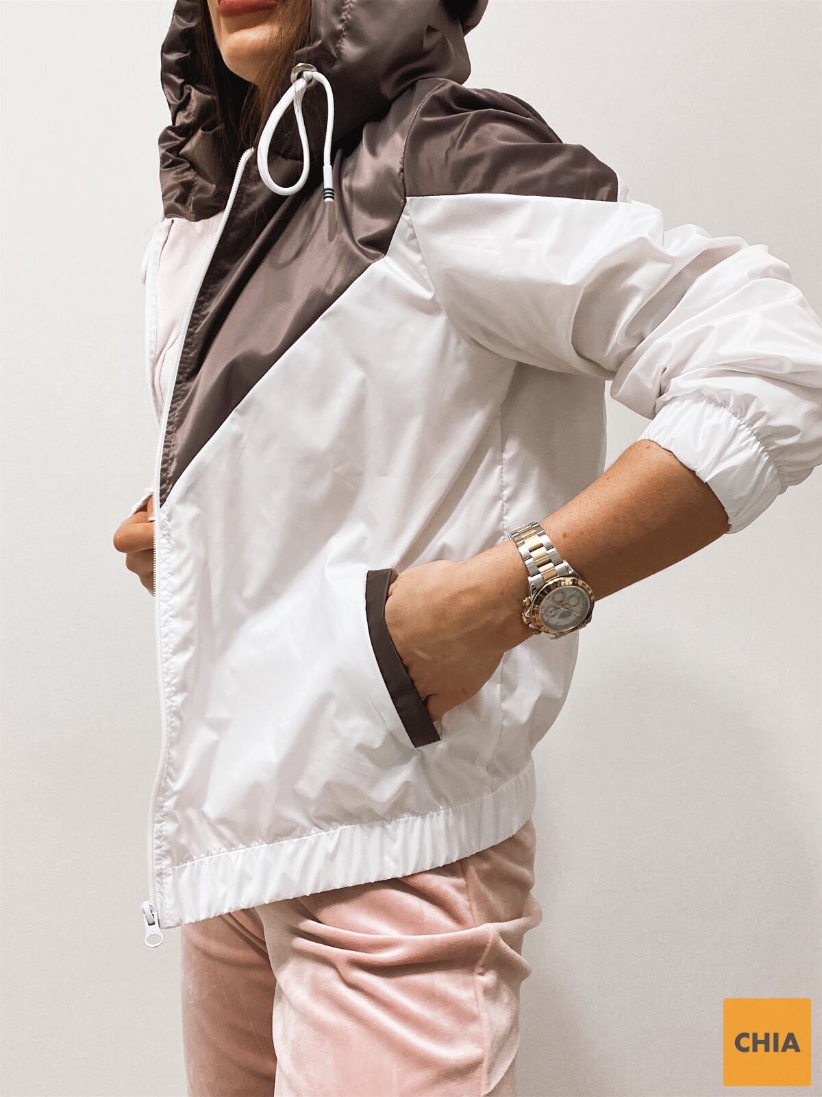 Ветровка с треугольными вставками