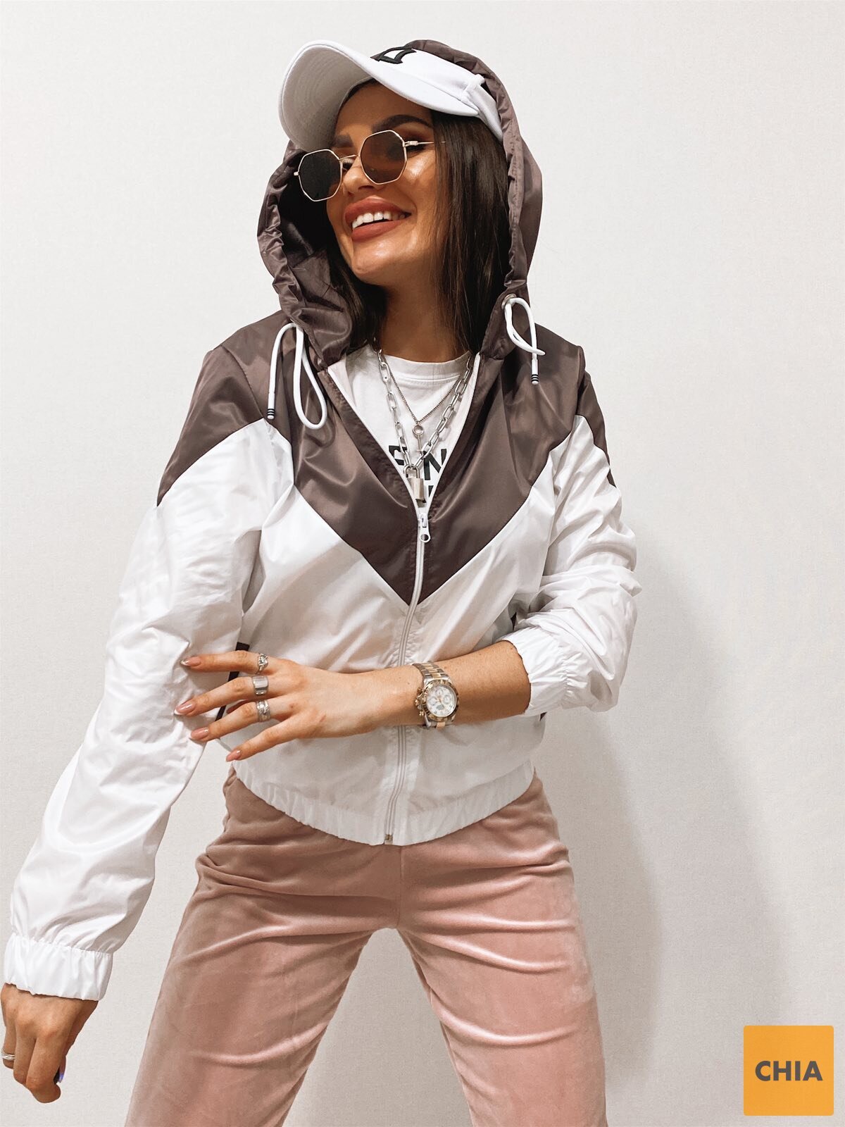 Ветровка с треугольными вставками