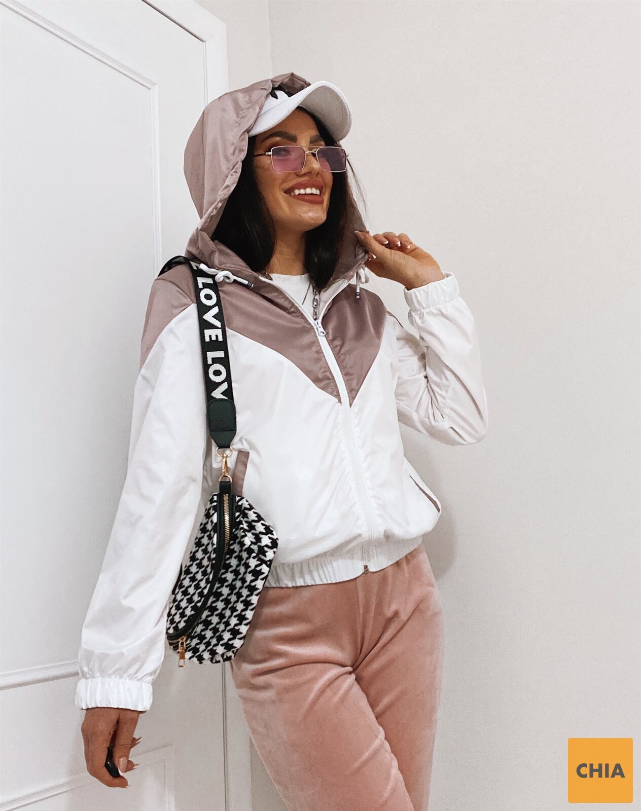 Ветровка с треугольными вставками