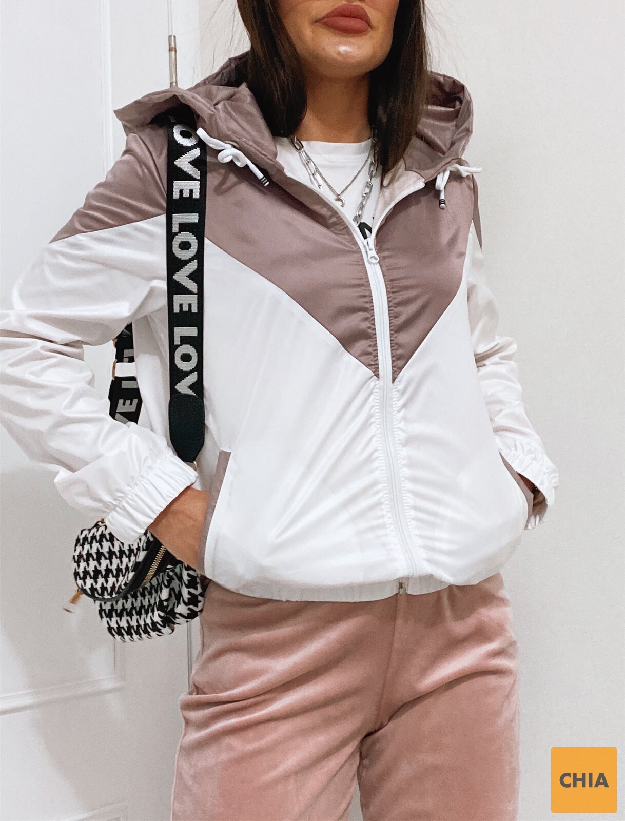 Ветровка с треугольными вставками