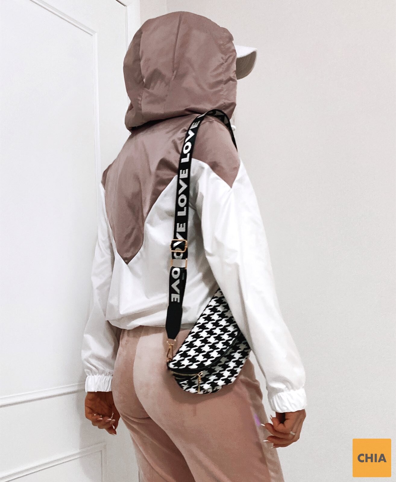 Ветровка с треугольными вставками