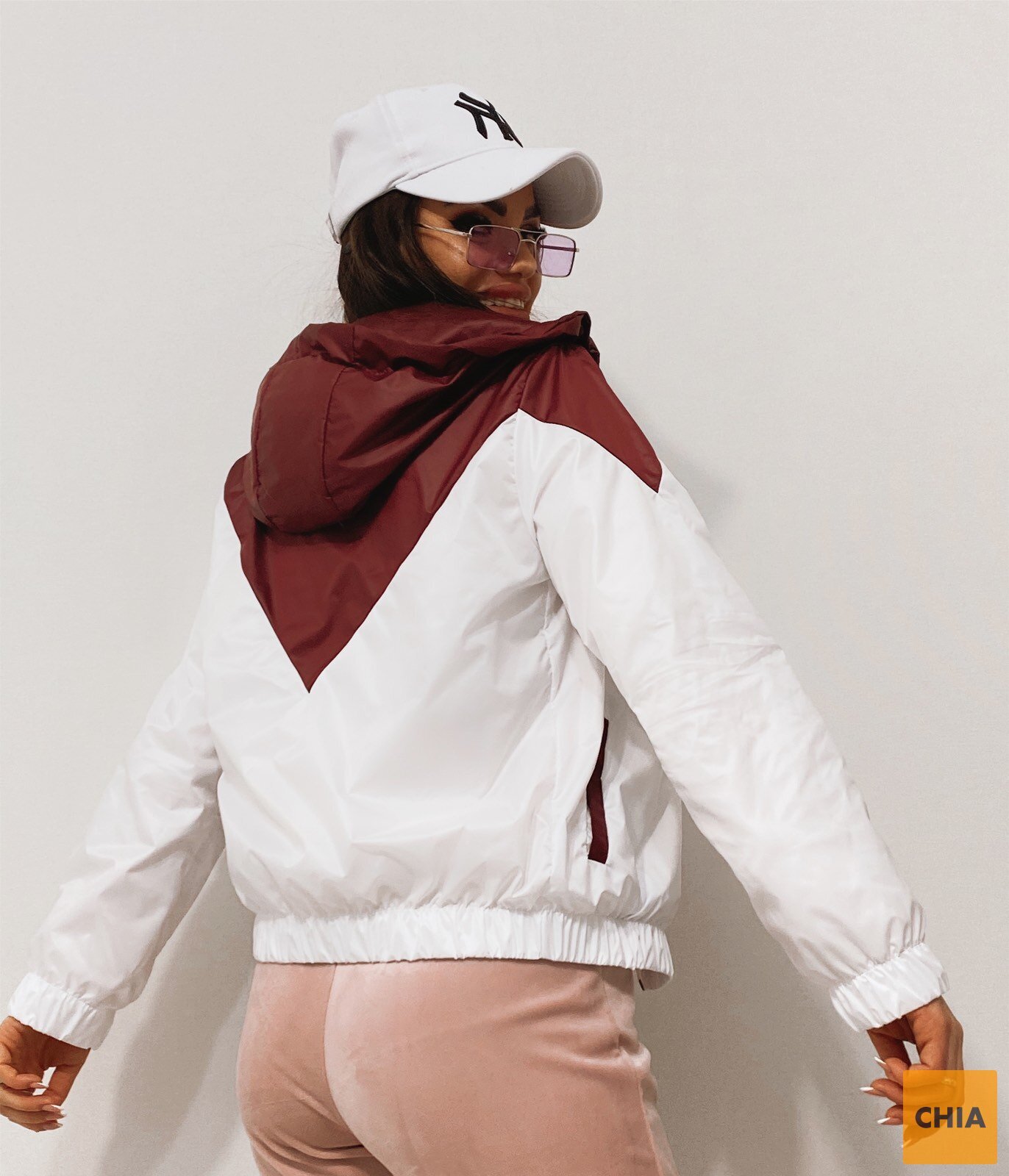 Ветровка с треугольными вставками