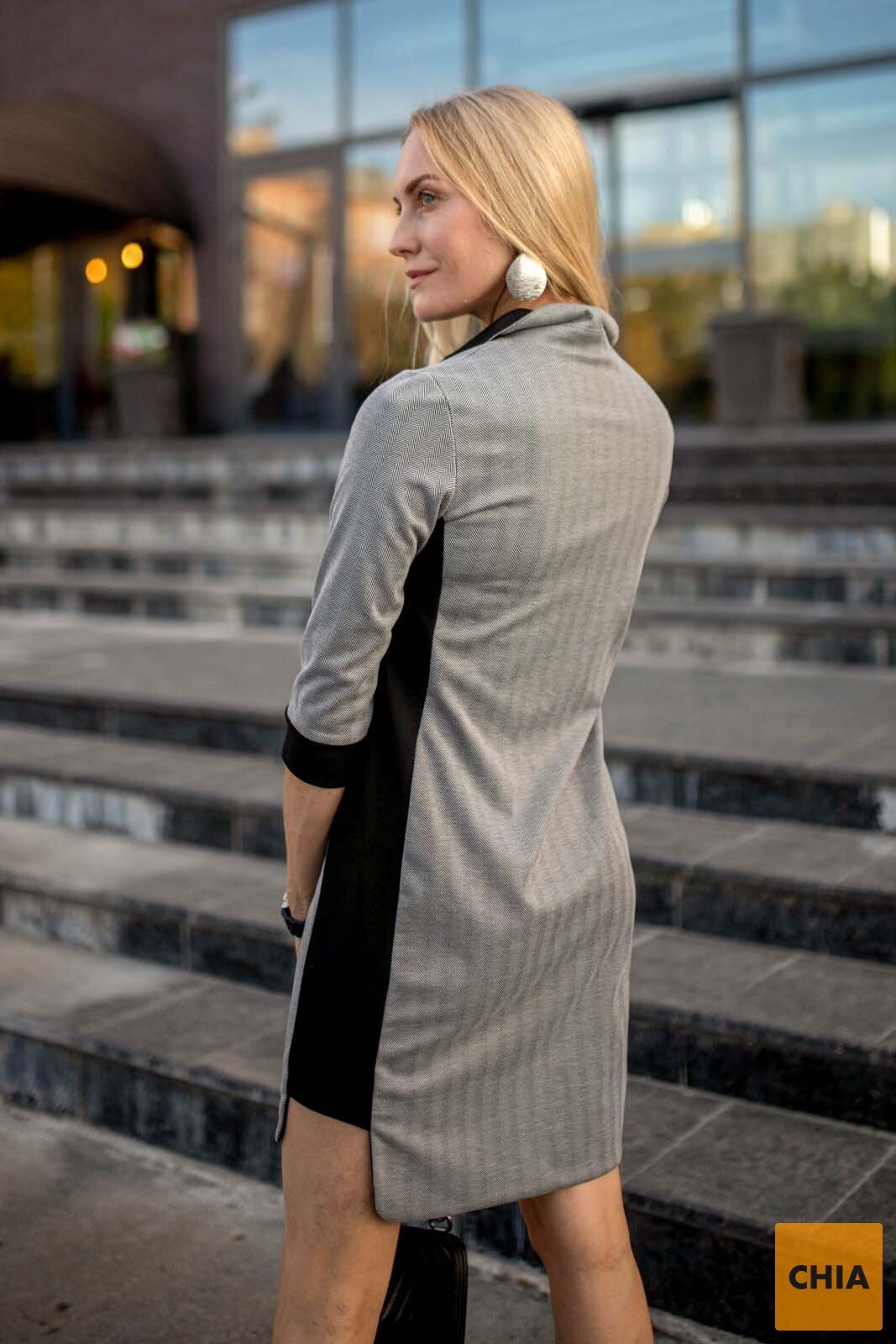 Серое платье с контрастной отделкой с воротником и планкой