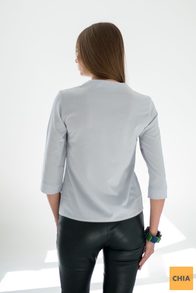 Серая блузка с асимметричной застежкой