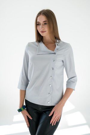 Серая блузка с асимметричной застежкой