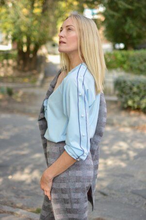 Голубая блузка с контрастной отстрочкой на ру...