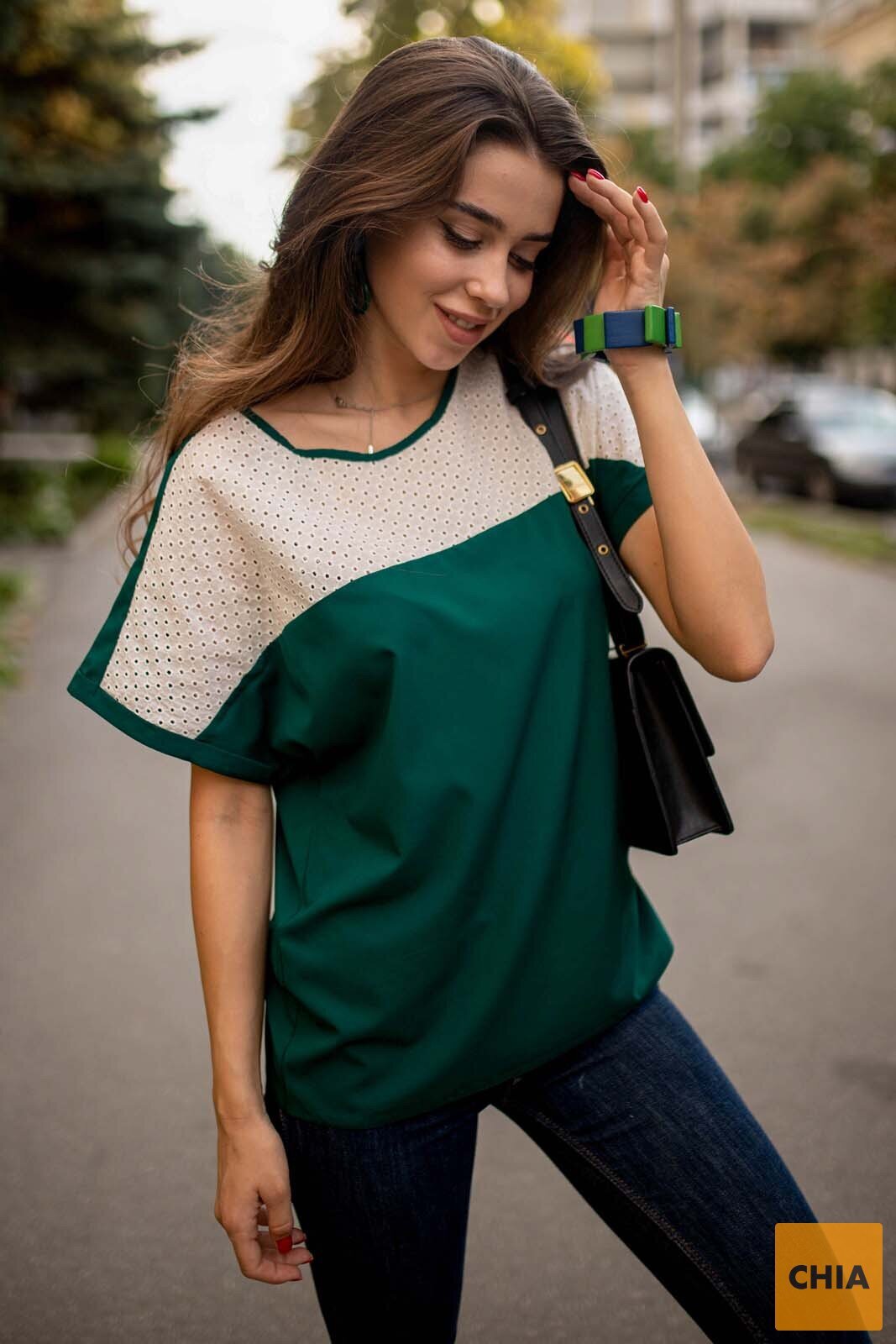 Цельнокроеная блузка зеленого цвета с белой прошвой