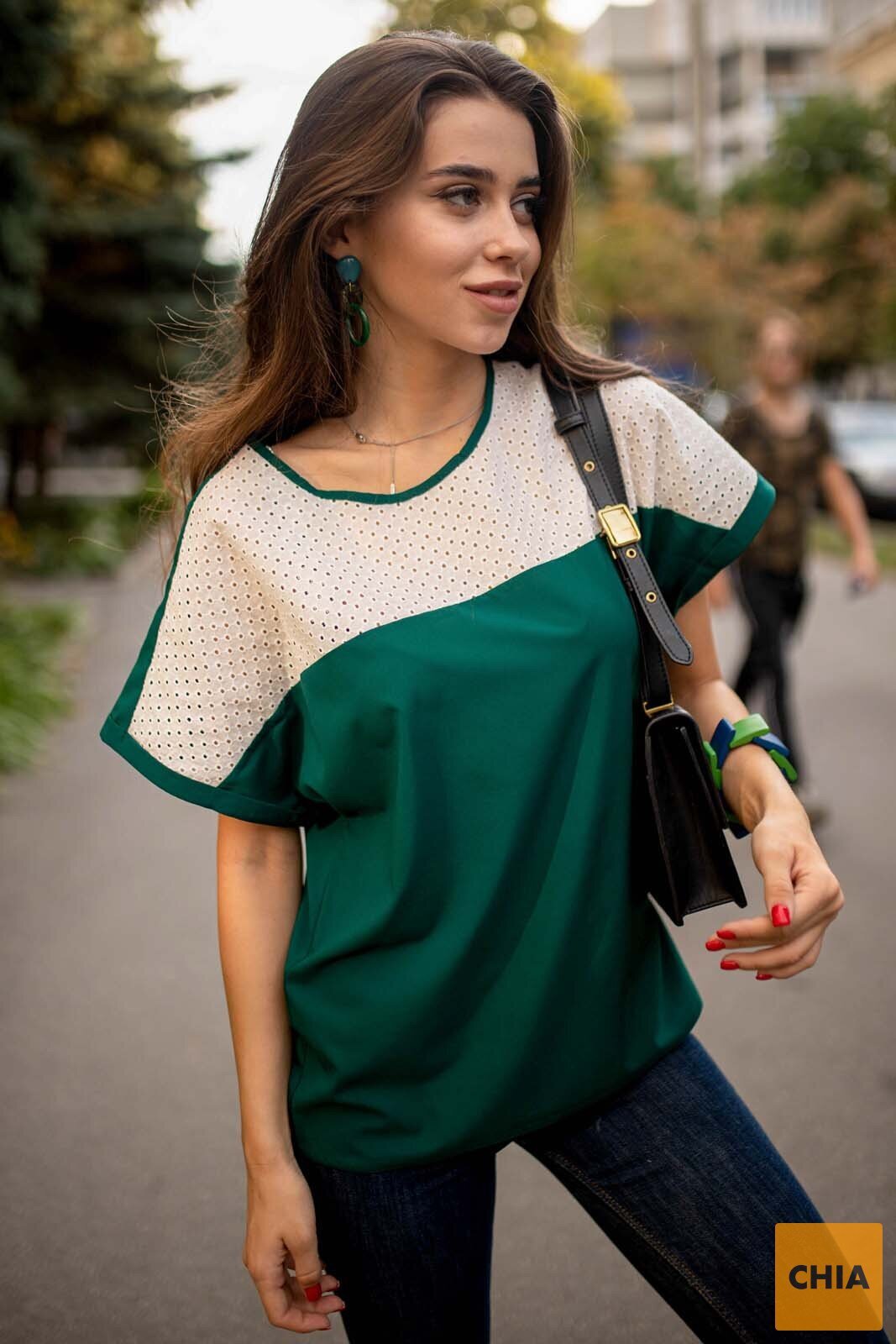 Цельнокроеная блузка зеленого цвета с белой прошвой