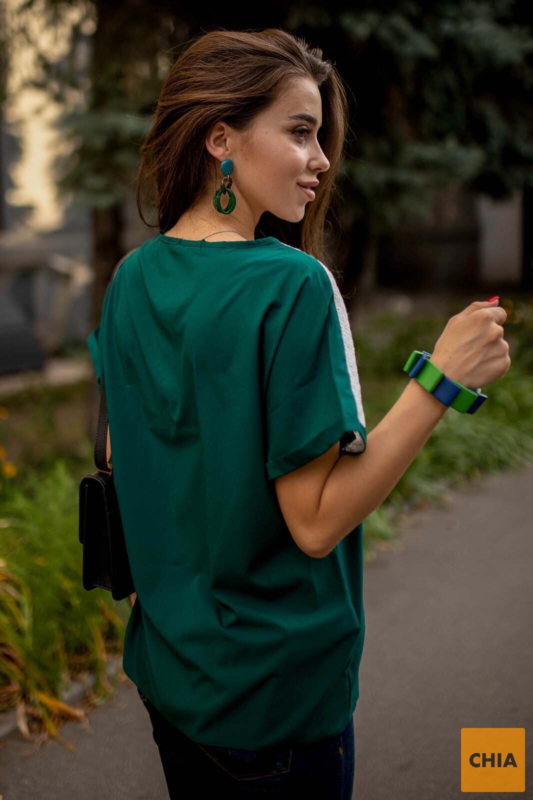 Цельнокроеная блузка зеленого цвета с белой прошвой