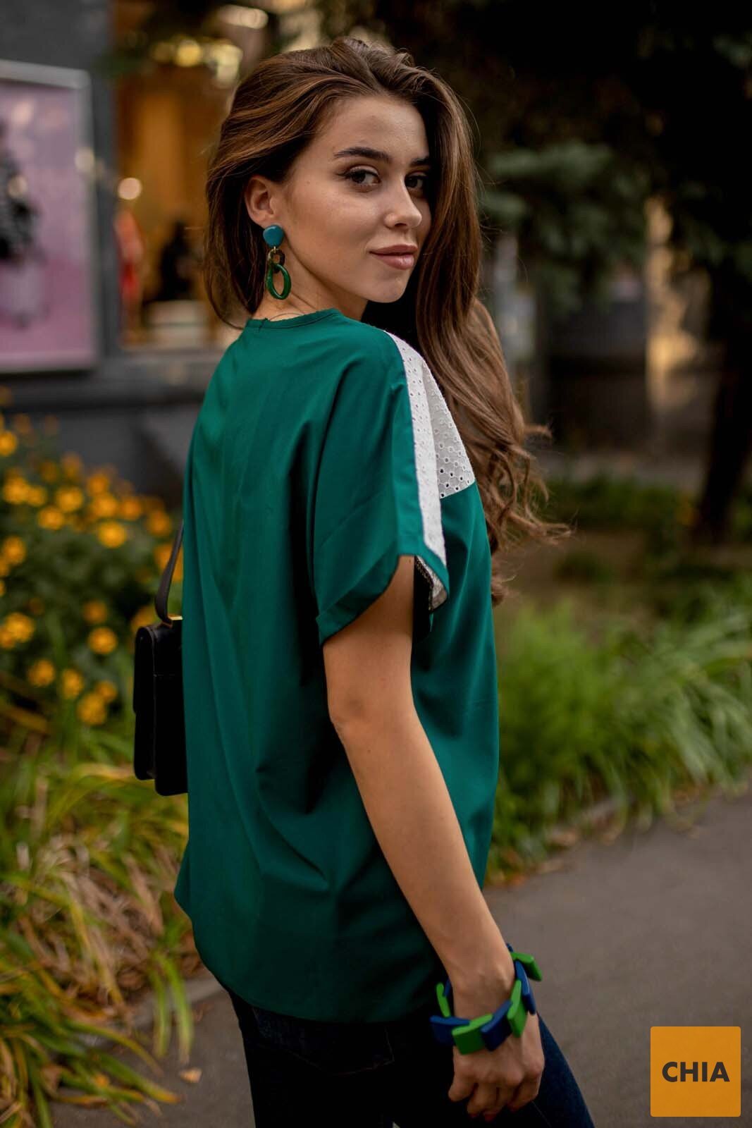 Цельнокроеная блузка зеленого цвета с белой прошвой