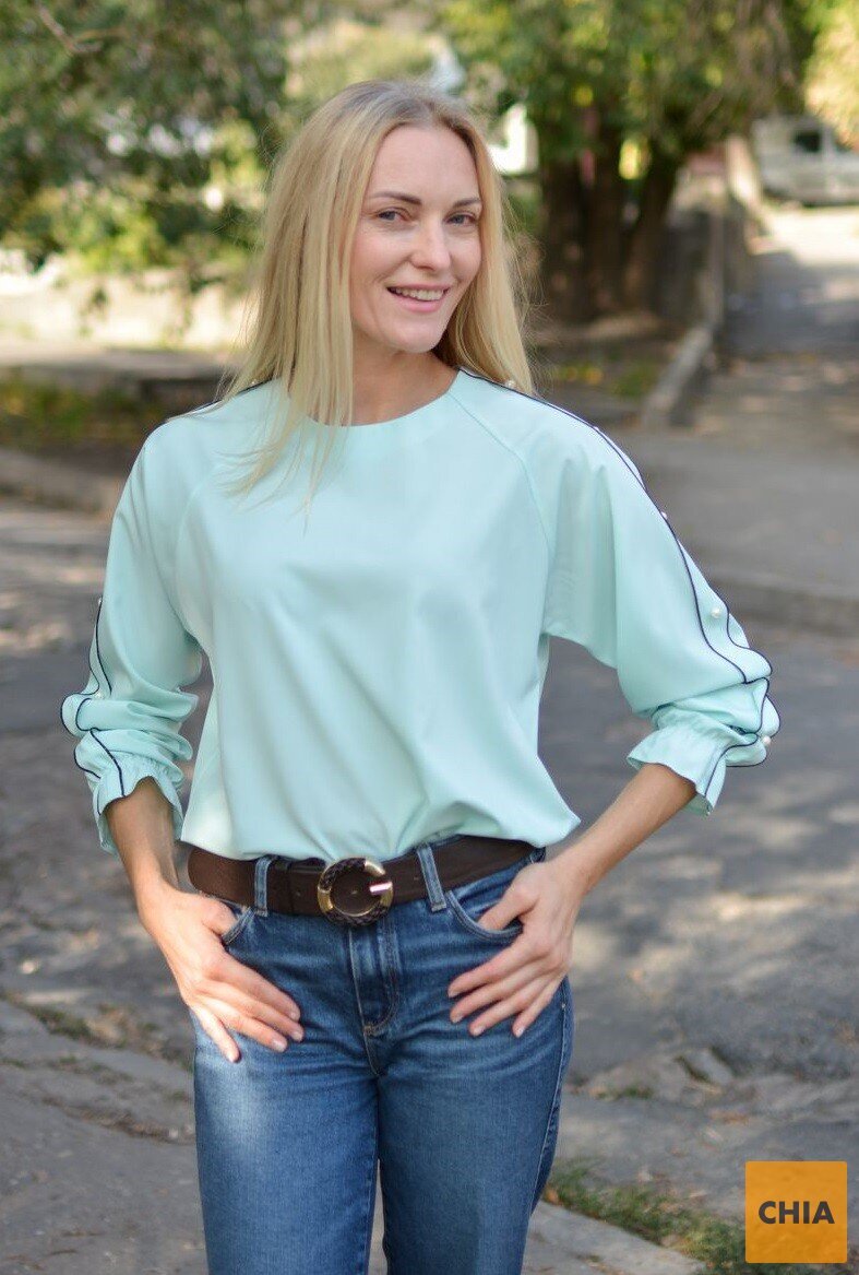 Элегантная блузка с жемчуженками на рукавах