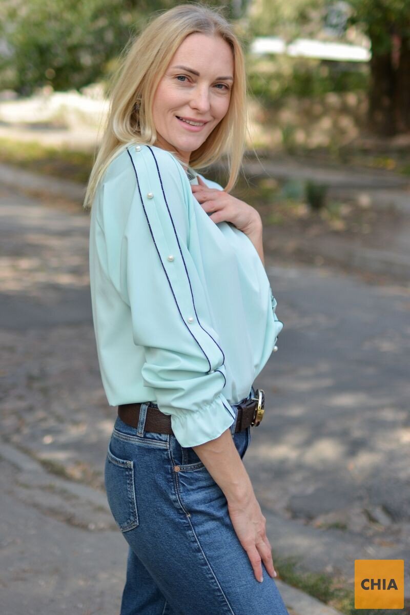 Элегантная блузка с жемчуженками на рукавах