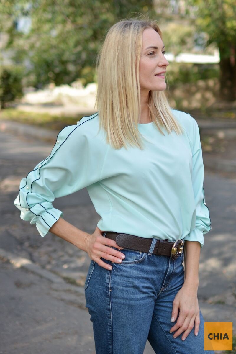 Элегантная блузка с жемчуженками на рукавах