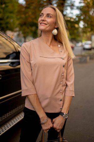 Деловая блузка бежевого цвета с декоративными...