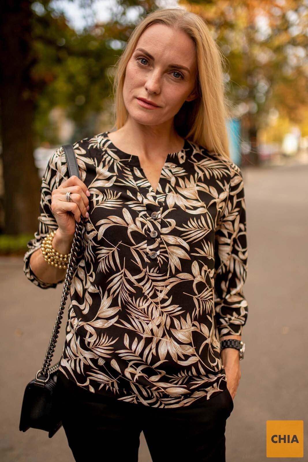 Блуза из итальянского штапеля черная с растительным принтом с рукавами 3/4
