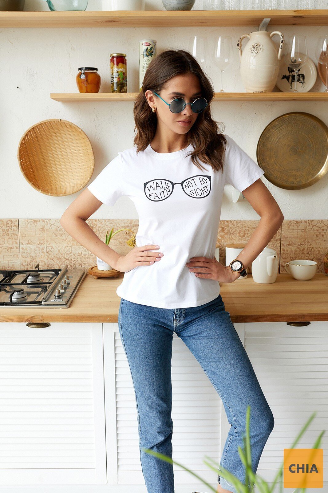 Белая футболка летняя с принтом "очки" с округлой горловиной