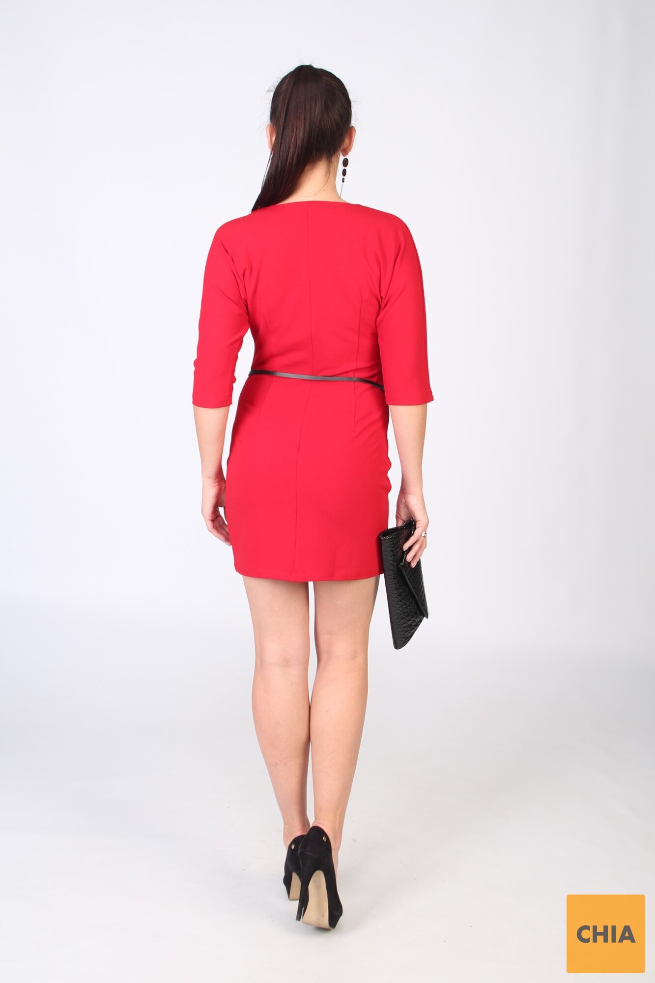 Красное платье с рукавами "летучая мышь" и тонким поясом