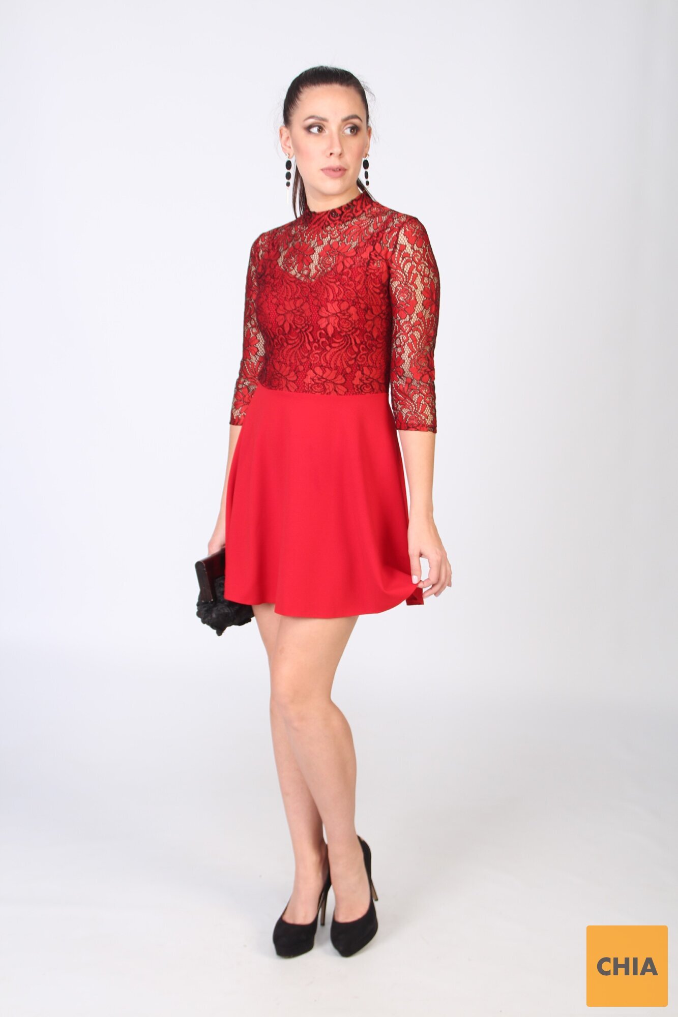 Красное платье с гипюром и расклешенной юбкой