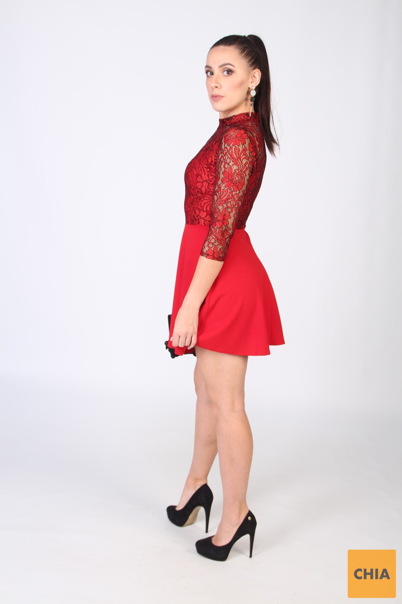 Красное платье с гипюром и расклешенной юбкой