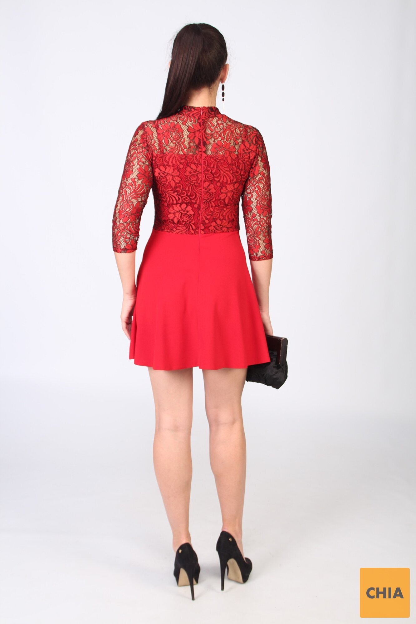 Красное платье с гипюром и расклешенной юбкой