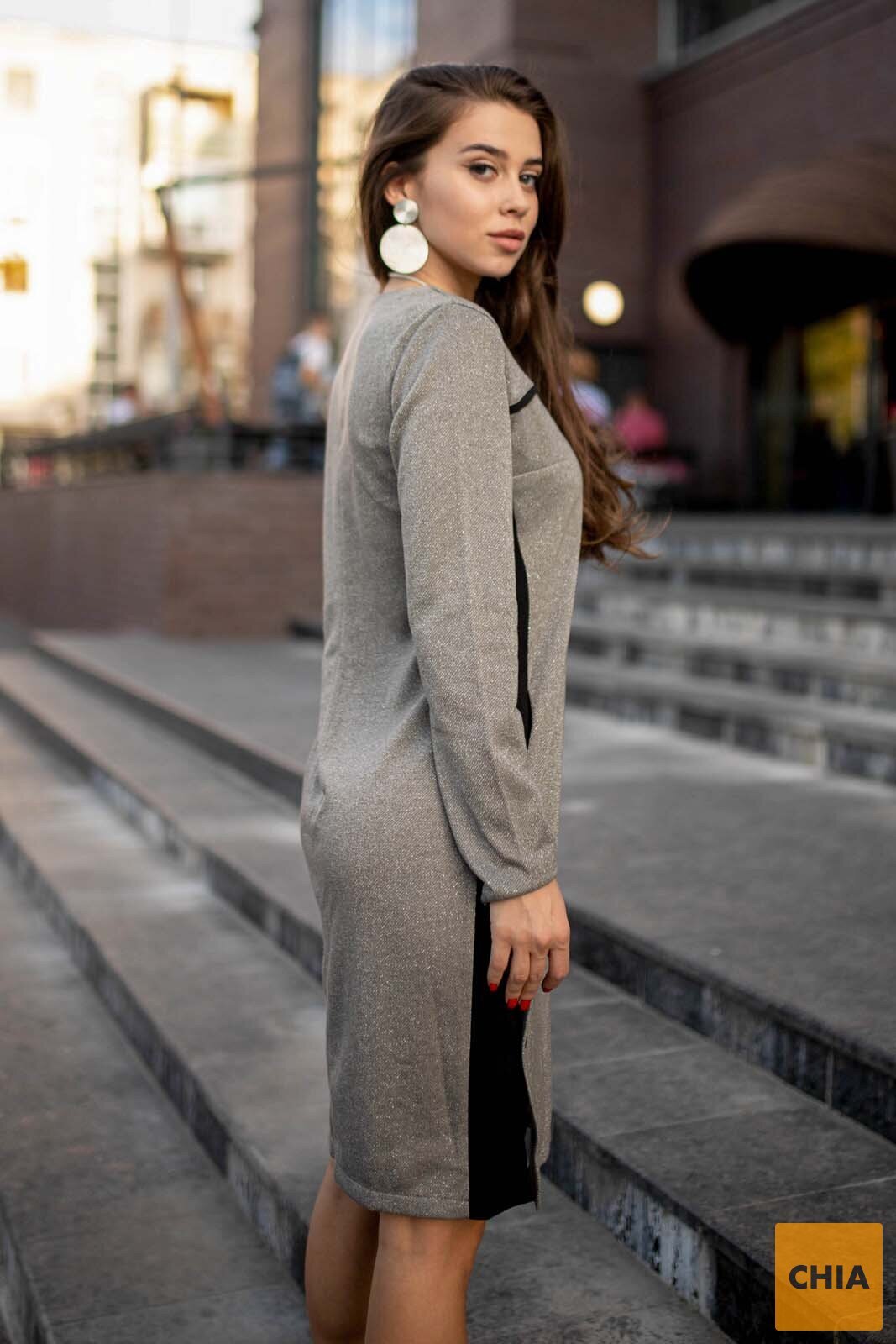 Платье из серого трикотажа люрекса с пуговицами