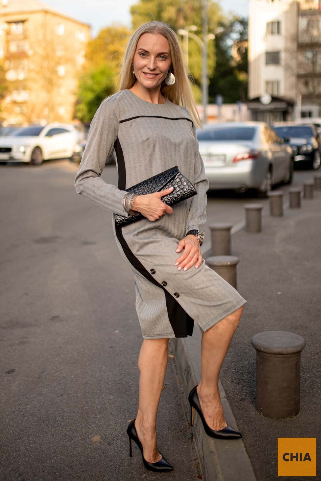 Классическое платье миди серого цвета