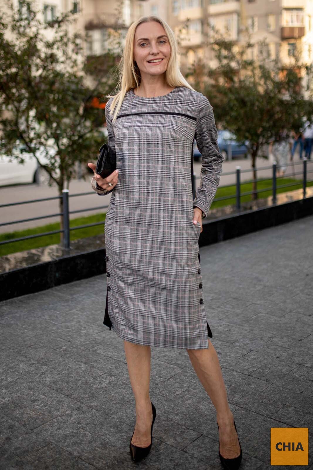 Лаконичное платье миди в клетку