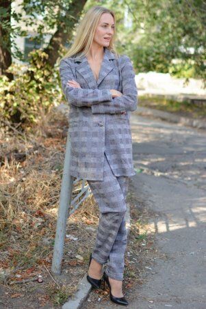 Брючный костюм с удлиненным жакетом