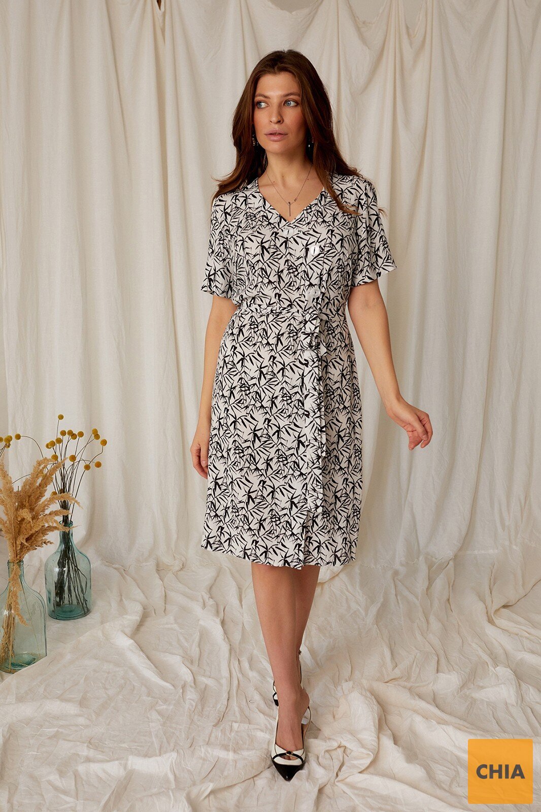 Элегантное платье с поясом длины миди белое с растительным принтом и пуговицами