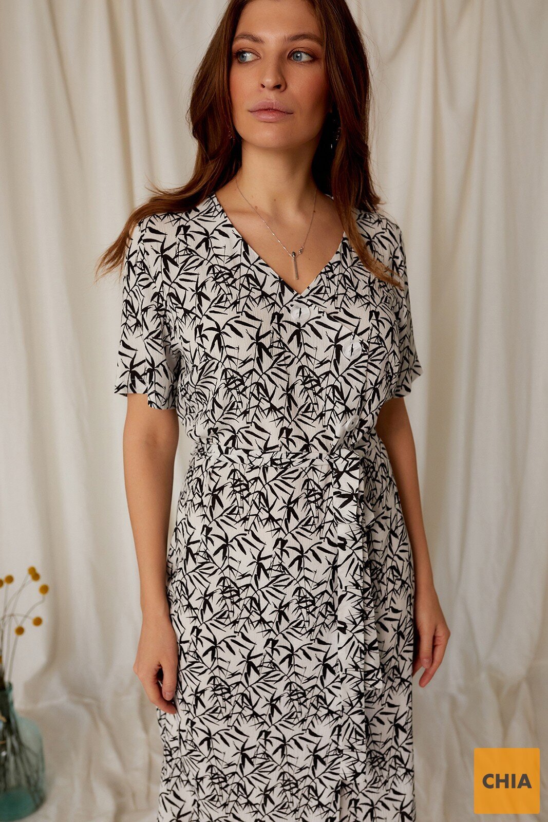 Элегантное платье с поясом длины миди белое с растительным принтом и пуговицами