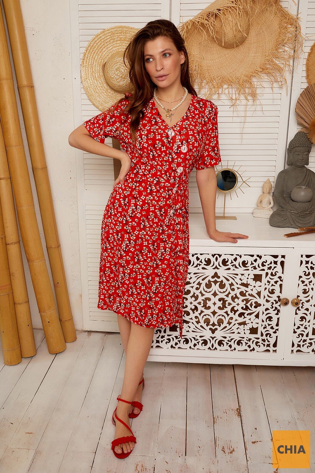 Оранжевое платье с V-образным вырезом на запах