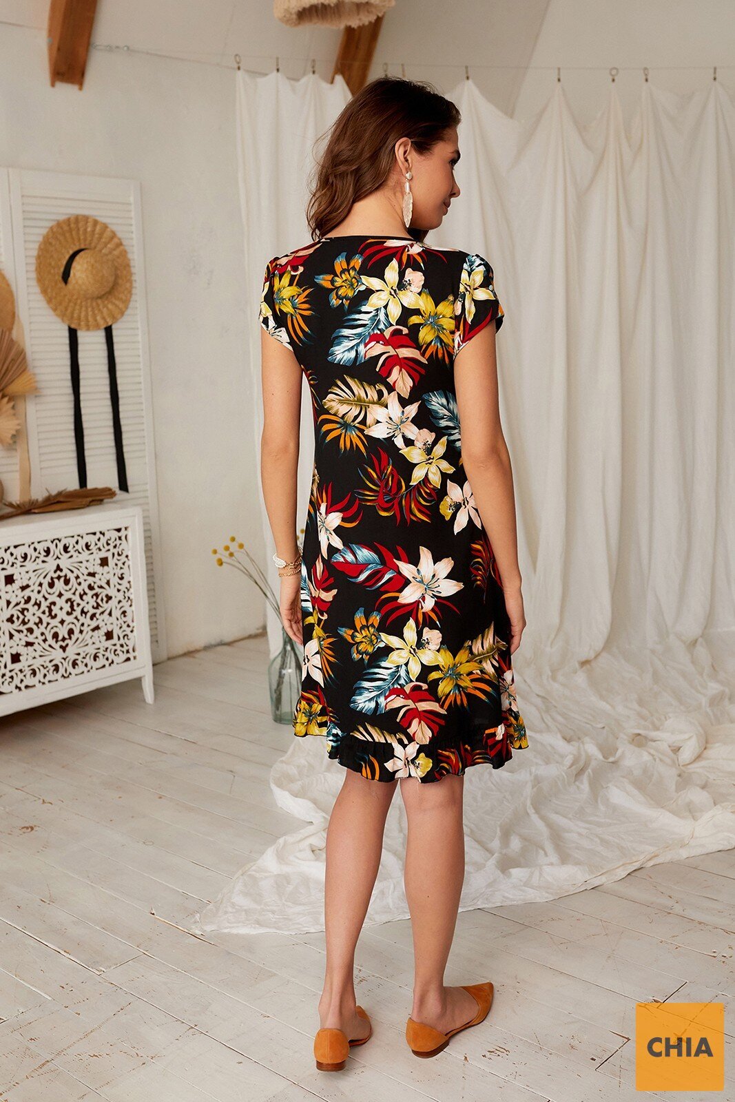 Чёрное платье с ярким цветочным принтом из лён-твил