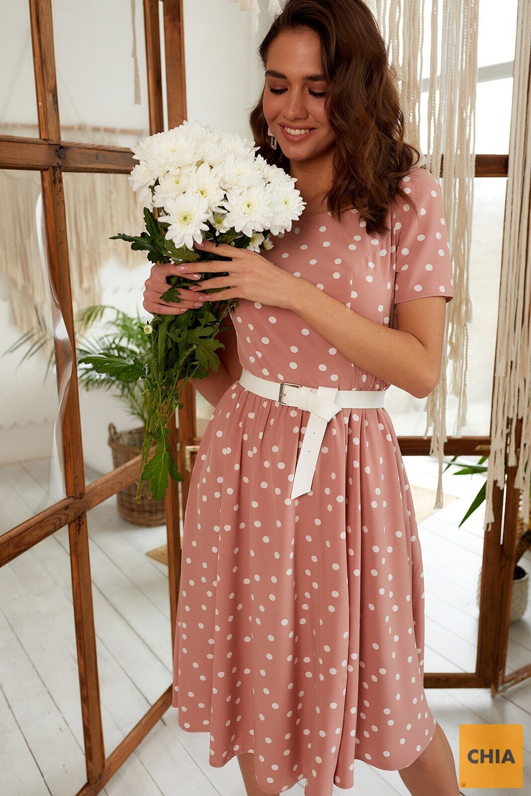 Пудровое платье в белый горох с клешенной юбкой приталенное