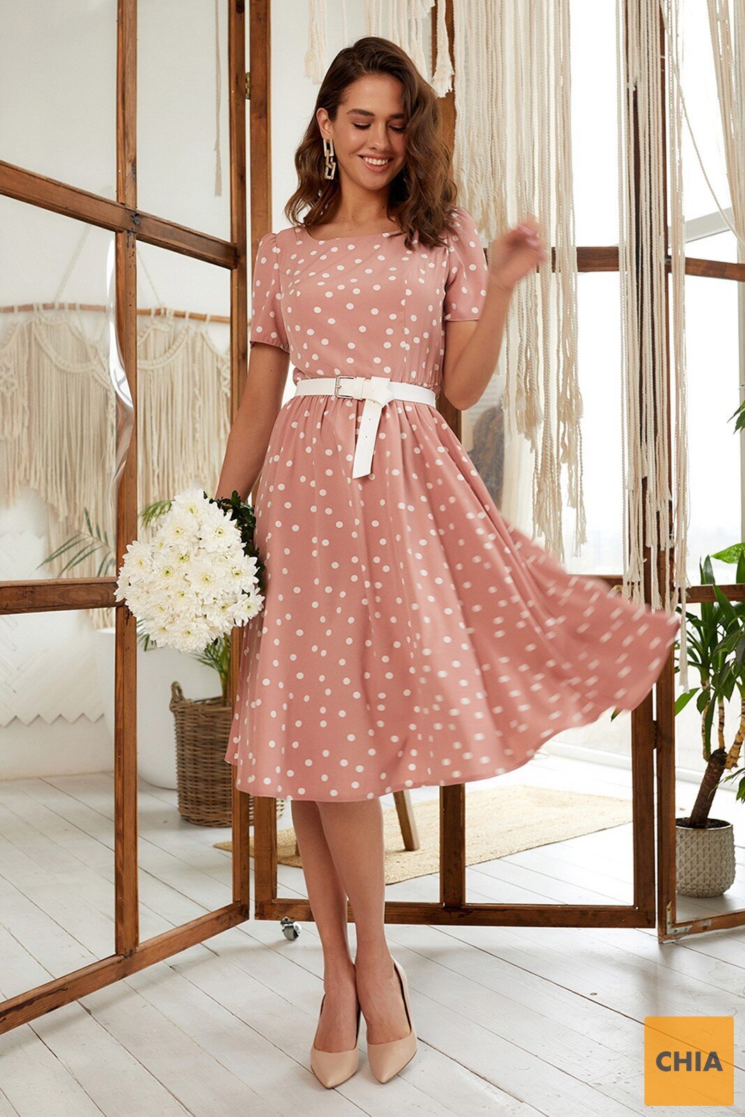 Пудровое платье в белый горох с клешенной юбкой приталенное