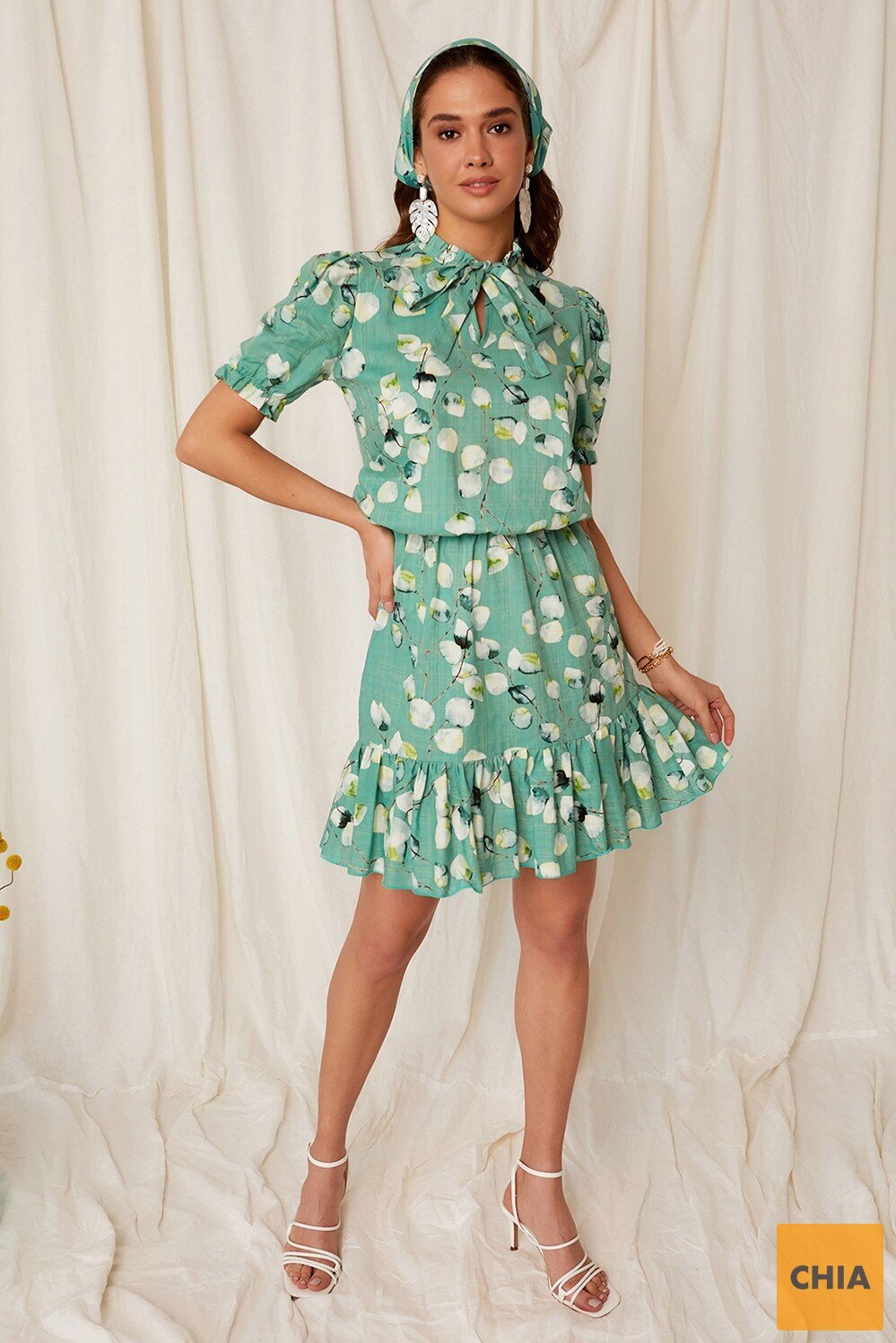 Нежное платье с завязками и бантом на стойке ворота из принтованного льна