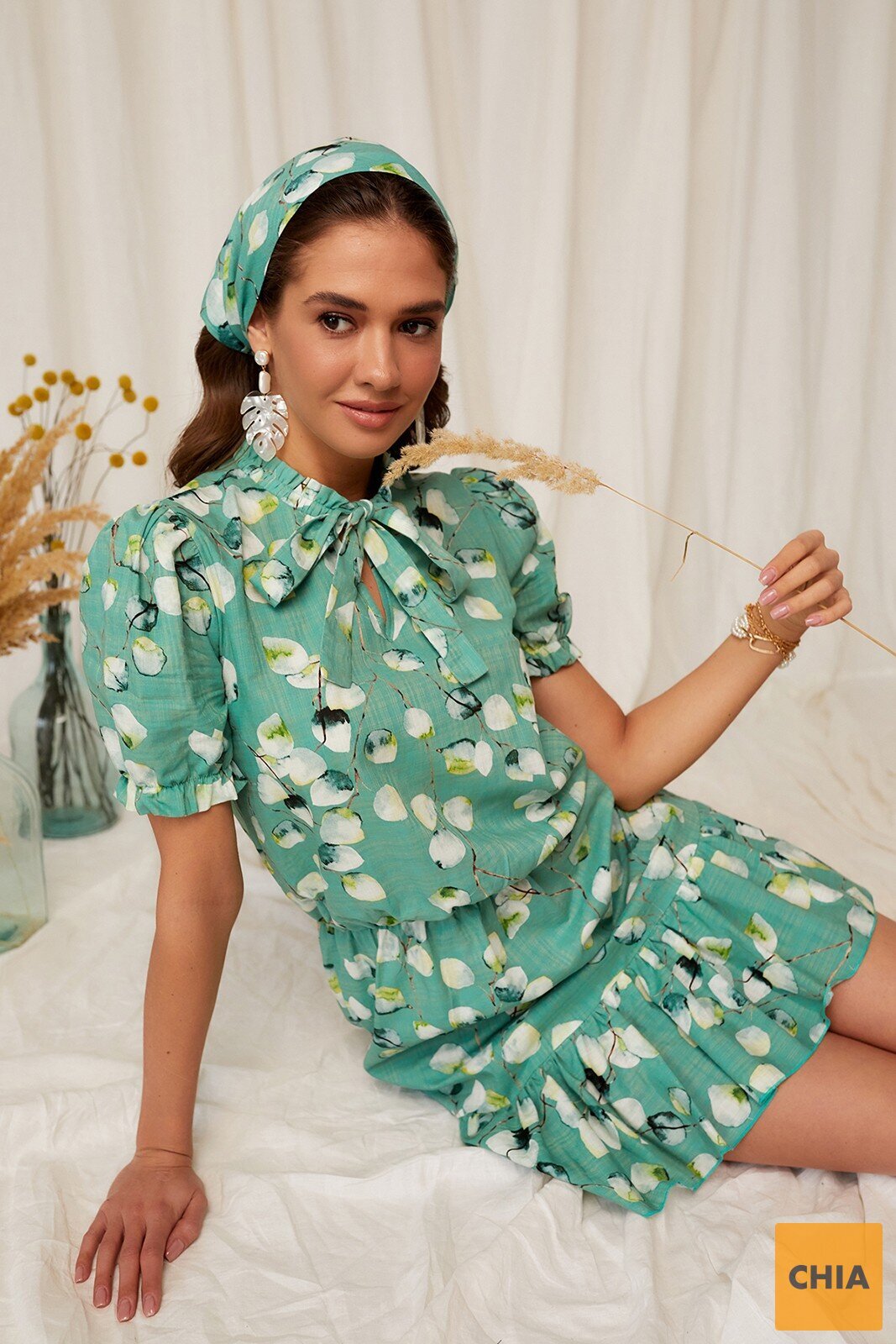 Нежное платье с завязками и бантом на стойке ворота из принтованного льна